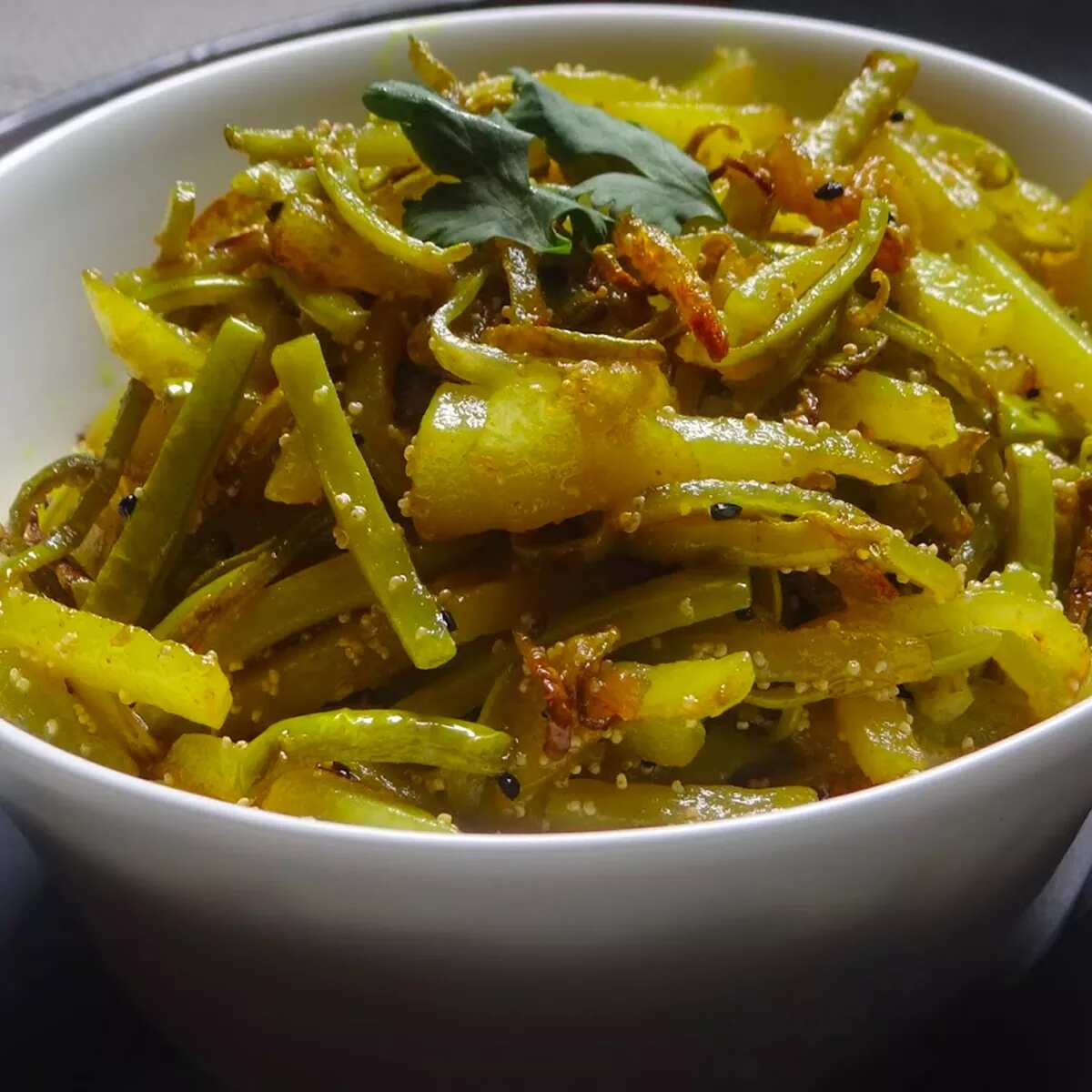 How to make Alu'r Khosa Bhaja Recipe